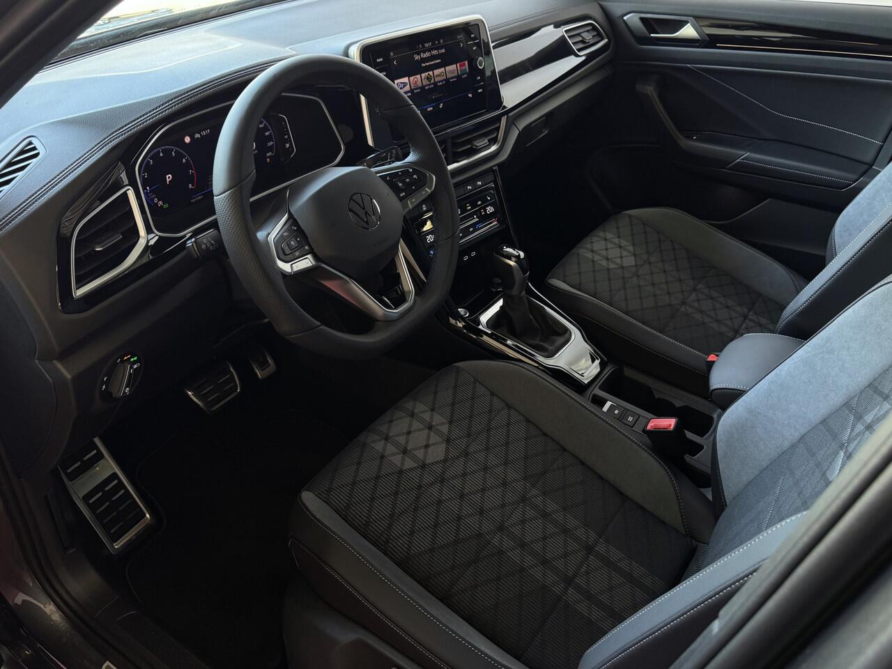 Volkswagen T-Roc ? NIEUWE AUTO ? 1.5 TSI DSG 2025 R-LINE 150PK AFN.TREKHAAK IQ LIGHT ALCANTARA ELEK.KLEP CARPLAY STOEL/STUUR VERW. 19"LMV VIR.COCKPIT 2025 RLINE R LINE "Volkswagen rijden begint bij Topautos.nl - 75 topmodellen direct op voorraad!"