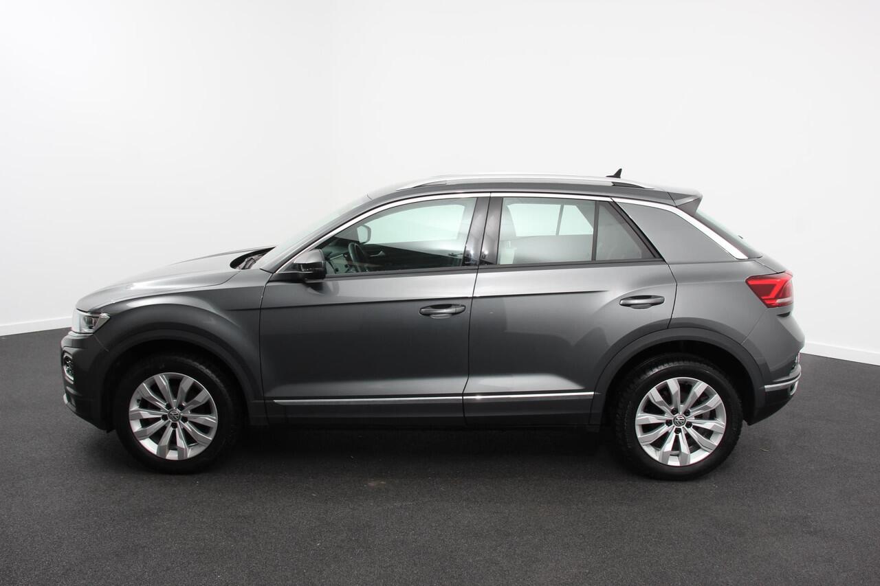 Volkswagen T-Roc 1.5 TSI 150pk Automaat Sport Team | Navigatie | Apple Carplay/Android Auto | Camera | Electrische achterklep | Climate Control | Led | Lichtmetalen Velgen