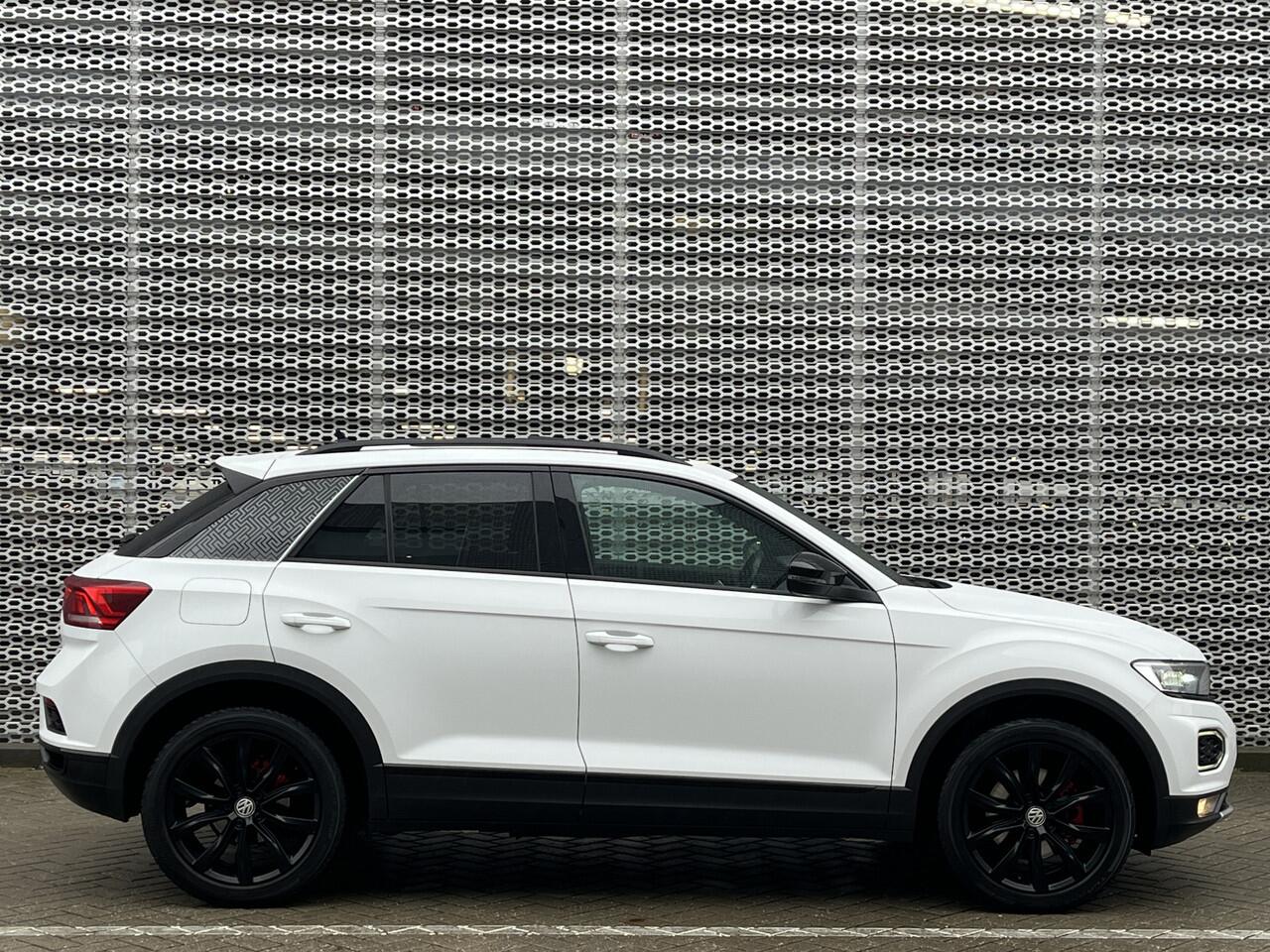 Volkswagen T-Roc 1.5 TSI 150PK Sport Business / Digitaal dashboard / Pano / Navigatie / Camera / Parkeersensoren V+A / Lichtmetaal 18 inch / **