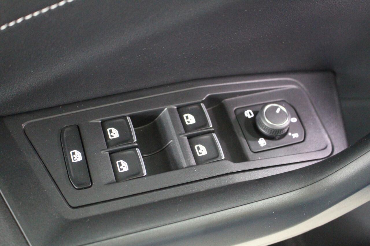 Volkswagen T-Roc 1.0 TSI Style Navigatie | Climate Control | Stoel en stuurverwarming | Standkachel | Parkassist