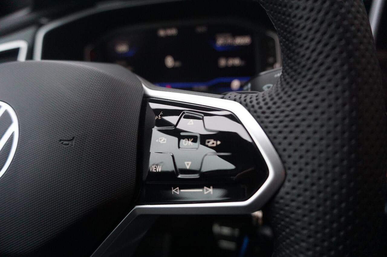 Volkswagen T-Roc 1.5 TSI DSG R-Line PDC | Stoelverw. | Apple Carplay *All in prijs*