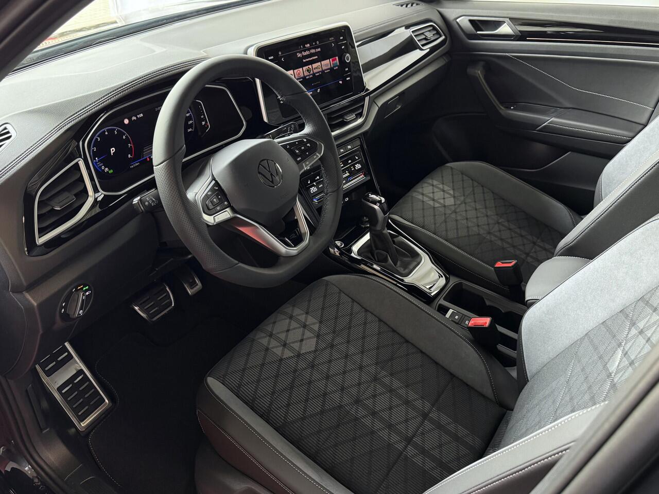 Volkswagen T-Roc ? NIEUWE AUTO ? 1.5 TSI DSG 2025 R-LINE 150PK AFN.TREKHAAK IQ LIGHT ALCANTARA ELEK.KLEP CARPLAY STOEL/STUUR VERW. 19"LMV VIR.COCKPIT 2025 RLINE R LINE "Volkswagen rijden begint bij Topautos.nl - 75 topmodellen direct op voorraad!"