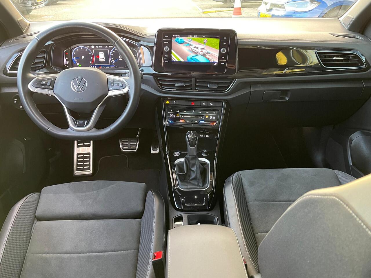 Volkswagen T-Roc 1.5 TSI 150PK DSG R-Line Black Style Panoramadak / Afn. Trekhaak / Achteruitrijcamera / 18'' LMV Nevada/ LED Matrix Ergo Active stoelen / Electr. a.klep / Draadloos App connect / Navi / Clima / DAB+