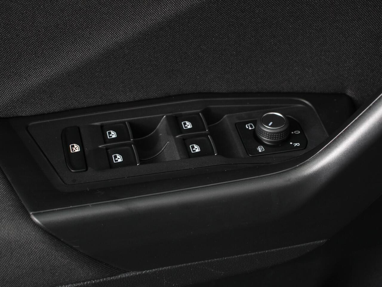 Volkswagen T-Roc 1.5 TSI 150pk Automaat Sport Team | Navigatie | Apple Carplay/Android Auto | Camera | Electrische achterklep | Climate Control | Led | Lichtmetalen Velgen