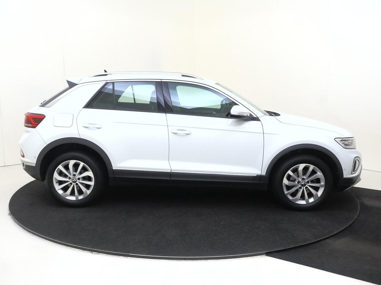Volkswagen T-Roc 1.5 TSI Style | Digital cockpit Pro | Dodehoek detectie | Stoel- en stuurwielverwarming | Achteruitrijcamera | Parkeerassistent | CarPlay | Adaptieve cruise control |
