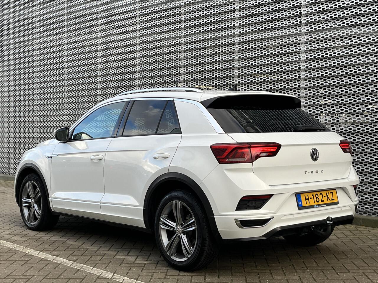 Volkswagen T-Roc 1.5 TSI Sport / Digitaal dashboard / Navigatie / 2x R-line / Afneembare trekhaak / Parkeersensoren V+A / P4