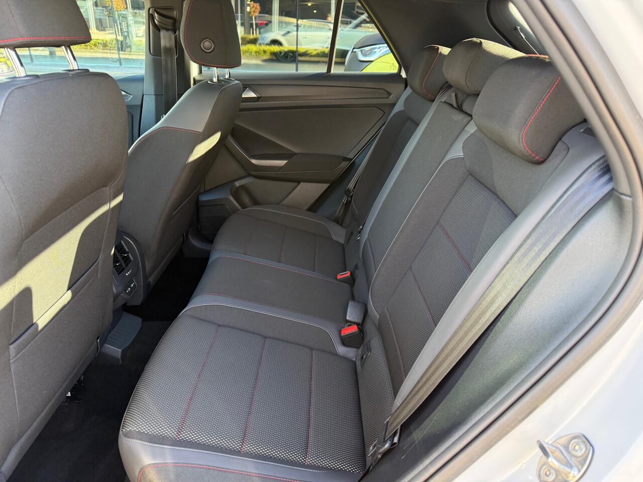 Volkswagen T-Roc 1.5 TSI 150pk DSG Sport / Panoramadak / Virtual Cockpit / 19" LMV / Trekhaak Afneembaar / Stoelverwarming / Alarm / Keyless / Dode Hoek / Sport Comfortstoelen