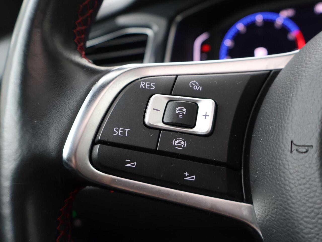 Volkswagen T-Roc 1.5 TSI Sport Business R | 150 PK | Automaat | Panoramadak | Achteruitrijcamera | R Line |