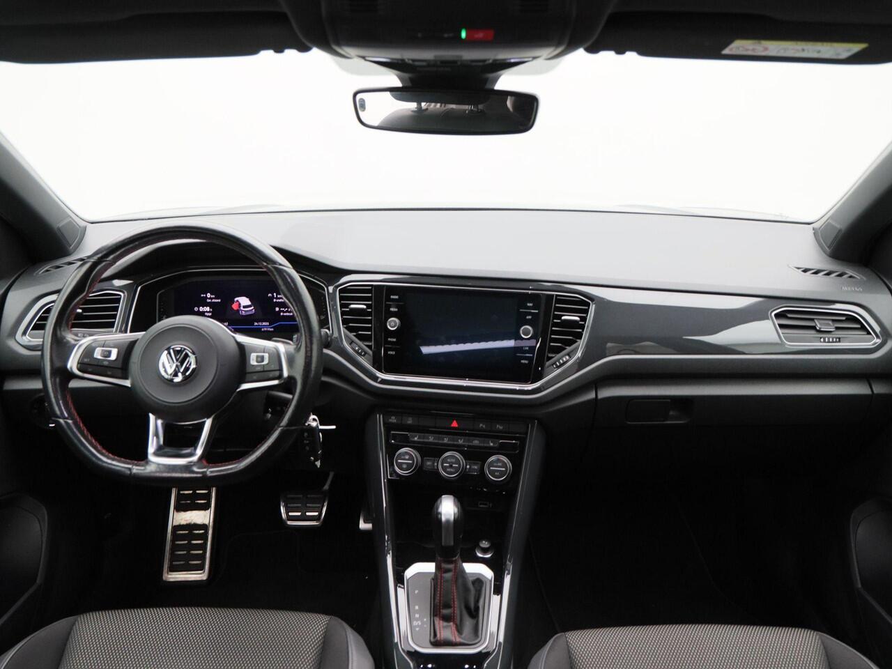 Volkswagen T-Roc 1.5 TSi 150 Pk Automaat Sport Business R-Line | Panoramadak | Adaptive Cruise | Climate Control | Stoelverwarming | Parkeersensoren | Bluetooth | Trekhaak | Navigatie | 19 Inch | 67.919 Km!!