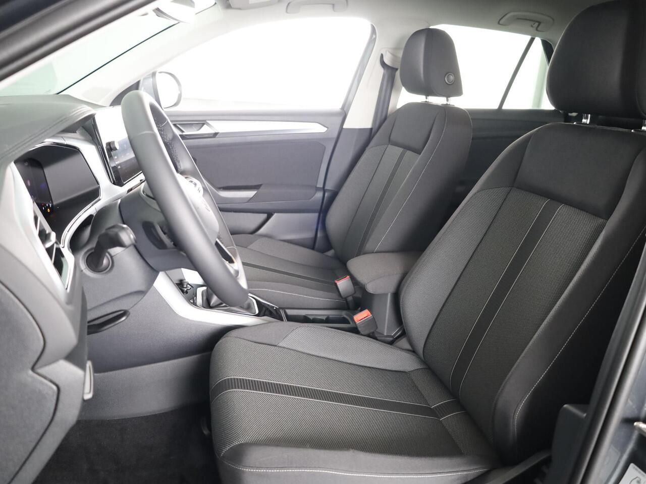 Volkswagen T-Roc Life Edition 1.5 110 kW / 150 pk TSI SUV 7 versn. | Verlengde garantie | Private lease vanaf ¤ 699,- pm | Navigatie via App | Parkeersensoren (Park assist) | Achteruitrijcamera | Adaptieve cruise control |