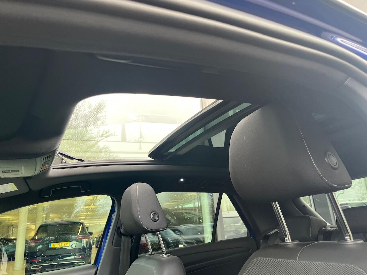 Volkswagen T-Roc 1.5 TSI 150pk DSG R-Line / Black Style / Zwart Dak / Panoramadak / Digital Cockpit Pro / Ergoactive Stoel / IQ LED / Trekhaak Afneembaar / 19" LMV / Beats / Camera / Keyless / Alarm / Stoelverwarming