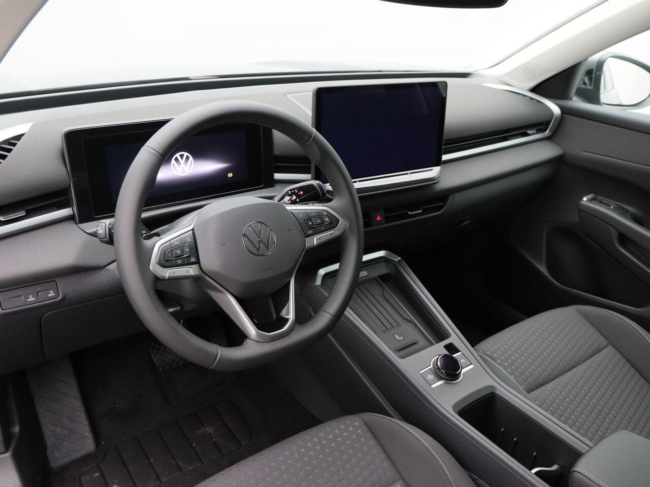 Volkswagen T-Roc Life First Edition 1.5 eTSI 150 PK | Trekhaak | Stoel- & Stuurverwarming | Navigatie | Adaptieve Cruise Control |