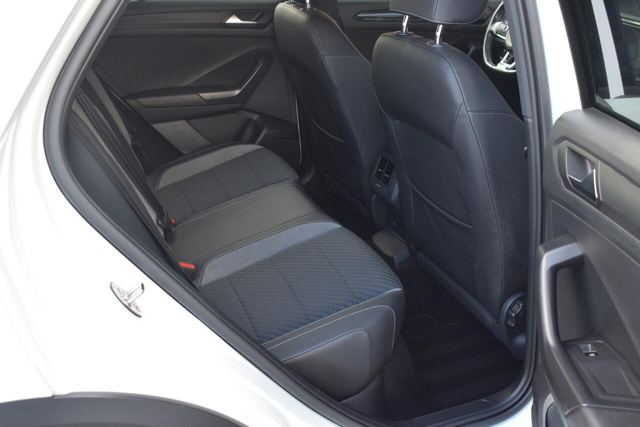 Volkswagen T-Roc 1.5 TSI 150pk DSG R-line Pano | Trekhaak | Beats | 19"