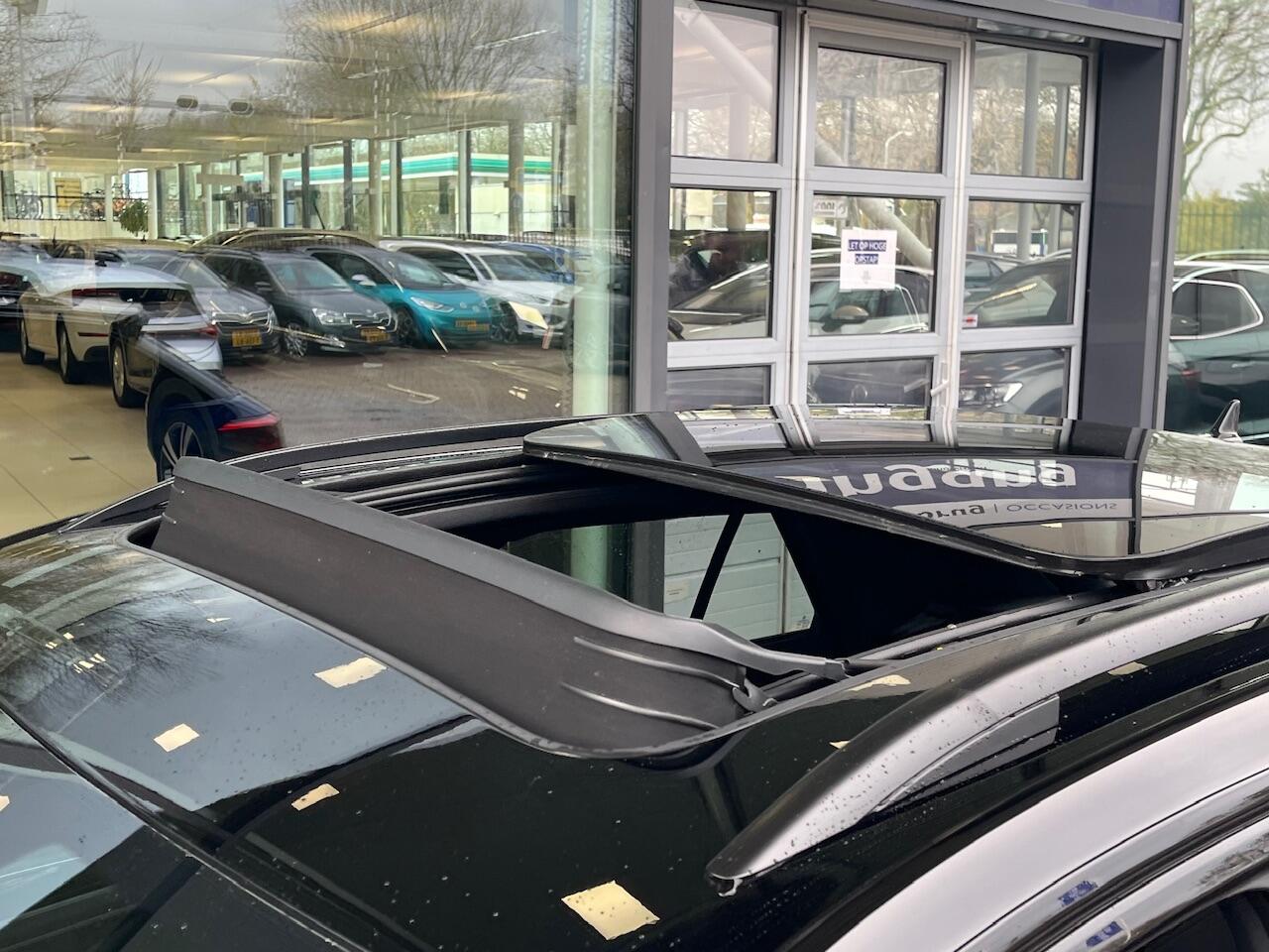 Volkswagen T-Roc 1.5 TSI 150pk DSG R-Line / Black Style / Zwart Dak / Panoramadak / Digital Cockpit Pro / Ergoactive Stoel / IQ LED / Trekhaak Afneembaar / 19" LMV / Beats / Camera / Keyless / Alarm / Stoelverwarming