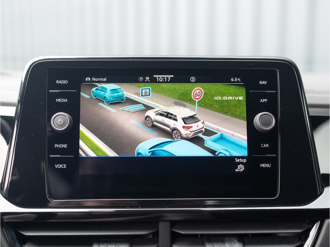 Volkswagen T-Roc 1.5 TSI 150Pk R-Line Business | Black Style | Keyless | IQ Light | 19'' | Trekhaak afnb. | Camera | Side Assist | Prijs Rijklaar!!