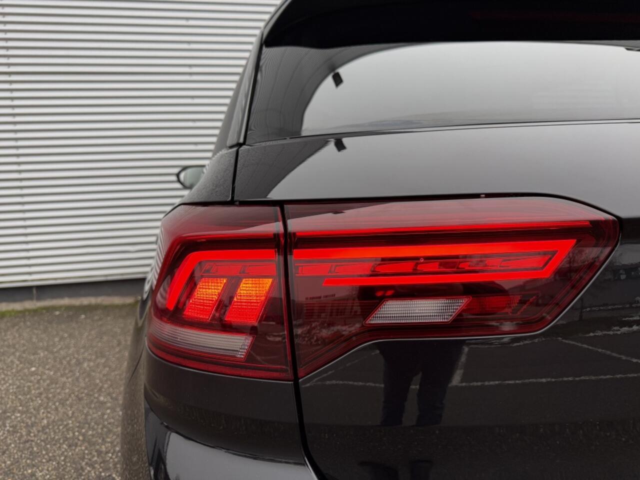 Volkswagen T-Roc 1.5 TSI R-Line Bns NAP BTW IQ light Camera