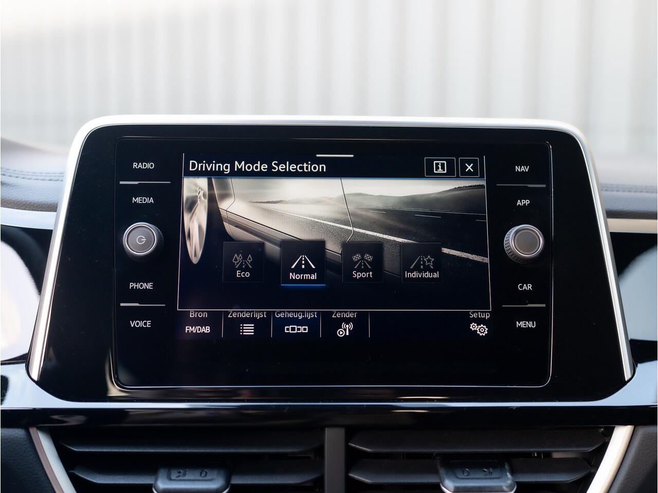 Volkswagen T-Roc 1.5 TSI 150Pk R-Line Business | Black Style | IQ Light | 19'' | Camera | Prijs Rijklaar!!