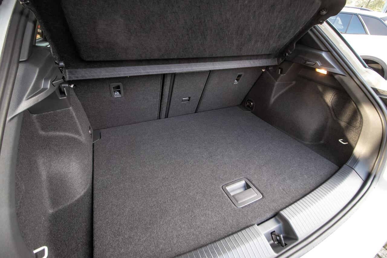 Volkswagen T-Roc 1.5 TSI R-Line Edition | Adapt cruise | Panorama dak | 19" Lmv |