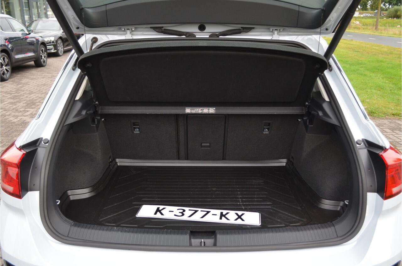 Volkswagen T-Roc 1.5 TSI Business Carplay | Adaptive Cruise | a.Camera | Trekhaak | Climate | Navi | Elektr achterklep | Metallic lak