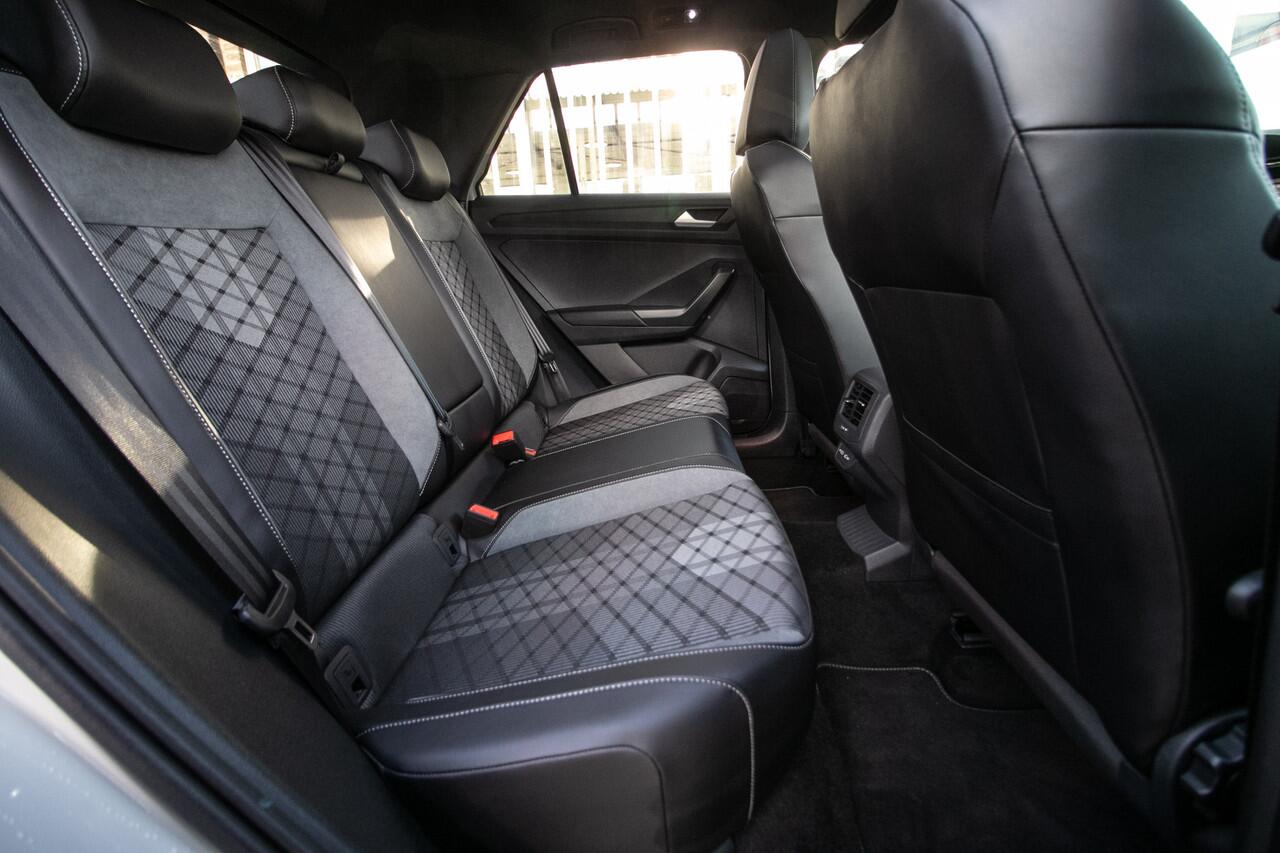 Volkswagen T-Roc 1.5 TSI R-Line Edition | Adapt cruise | Panorama dak | 19" Lmv |