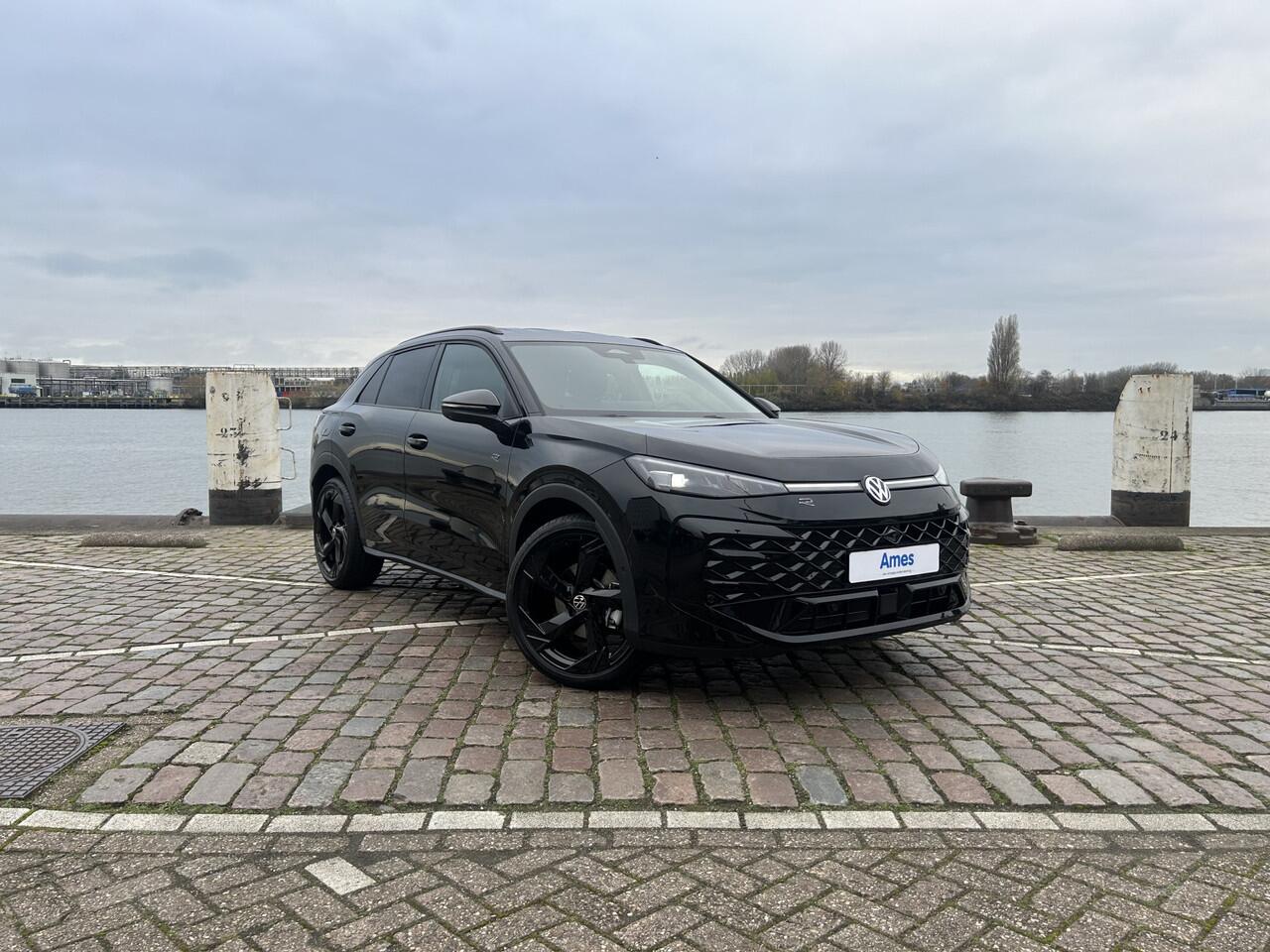 Volkswagen T-Roc 1.5 eTsi R-Line First Edition | Velgen 'Calgary', 20 inch | Achterklep elektrisch bedienbaar | Black Style Pakket