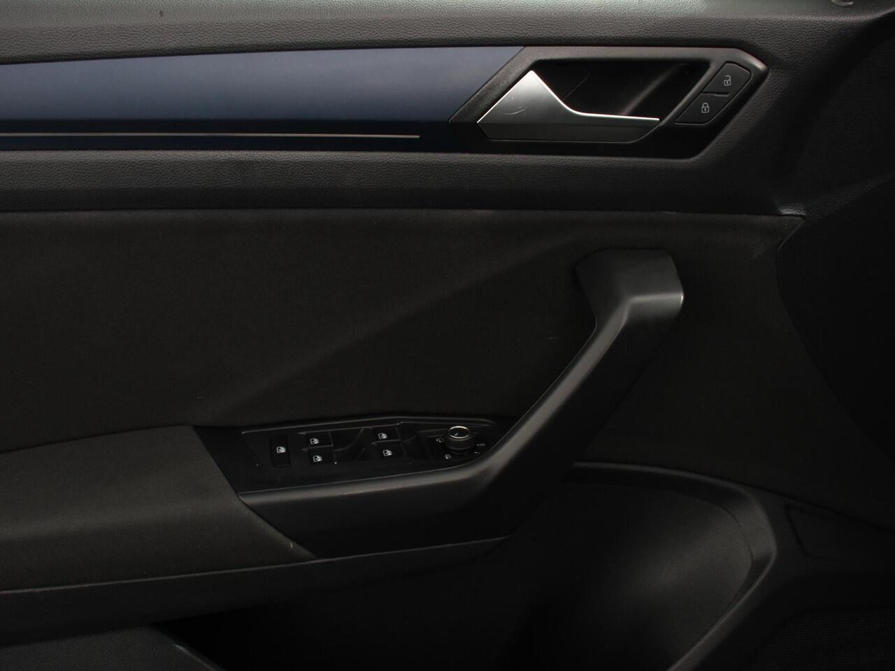 Volkswagen T-Roc 1.5 TSI DSG Active | Navigatie | App Connect/Apple Carplay/Android Auto | Climate Control | Cruise control Adaptive | PDC VA | Winter Pack | Lichtmetalen Velgen