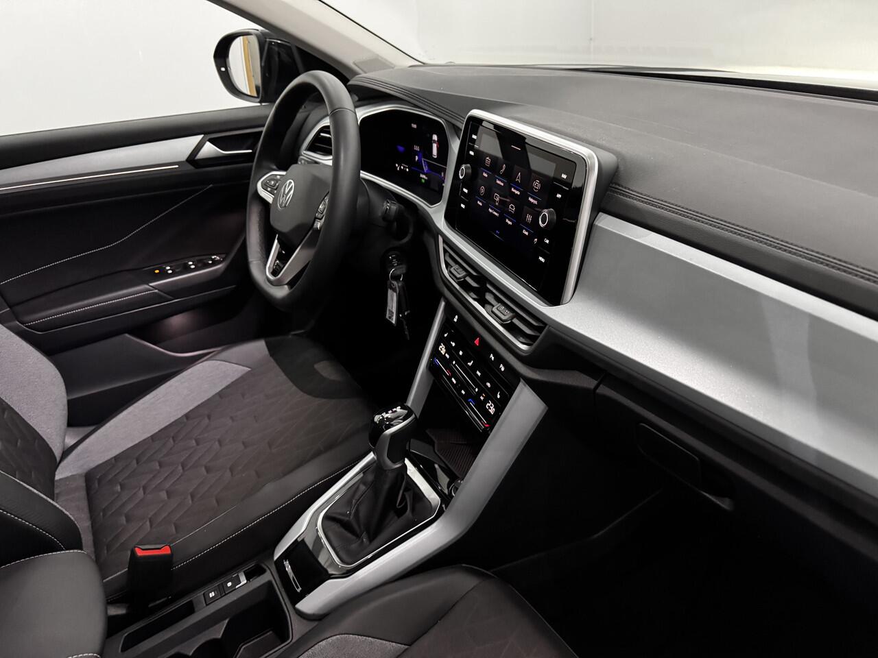 Volkswagen T-Roc 1.5 TSI Goal Business Half leder, Parkeersensoren, Apple carplay, Winterpakket, A start top, Cruise control adaptief, 2 jaar vakantie