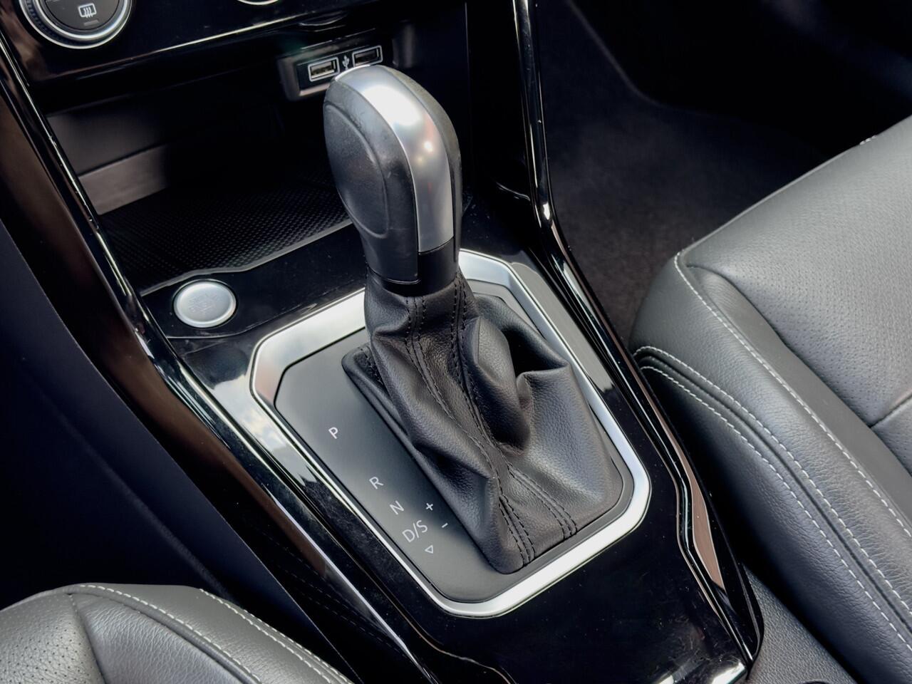 Volkswagen T-Roc 1.5 TSI AUT7 BLACK-LINE 98D.KM! NW-MODEL LEDER NAVI CAMERA DIGI-DASH APPLE-CARPLAY LED LMV PDC