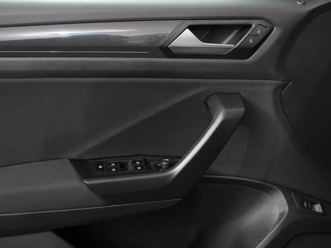 Volkswagen T-Roc 1.5 TSI 150pk Automaat Sport Team | Navigatie | Apple Carplay/Android Auto | Camera | Electrische achterklep | Climate Control | Led | Lichtmetalen Velgen