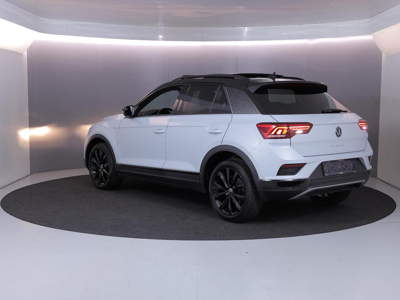 Volkswagen T-Roc 1.5 TSI Sport 150 pk Automaat (DSG) | Navigatie via App | Panoramadak | Parkeersensoren | Black Style pakket | Stoelverwarming |