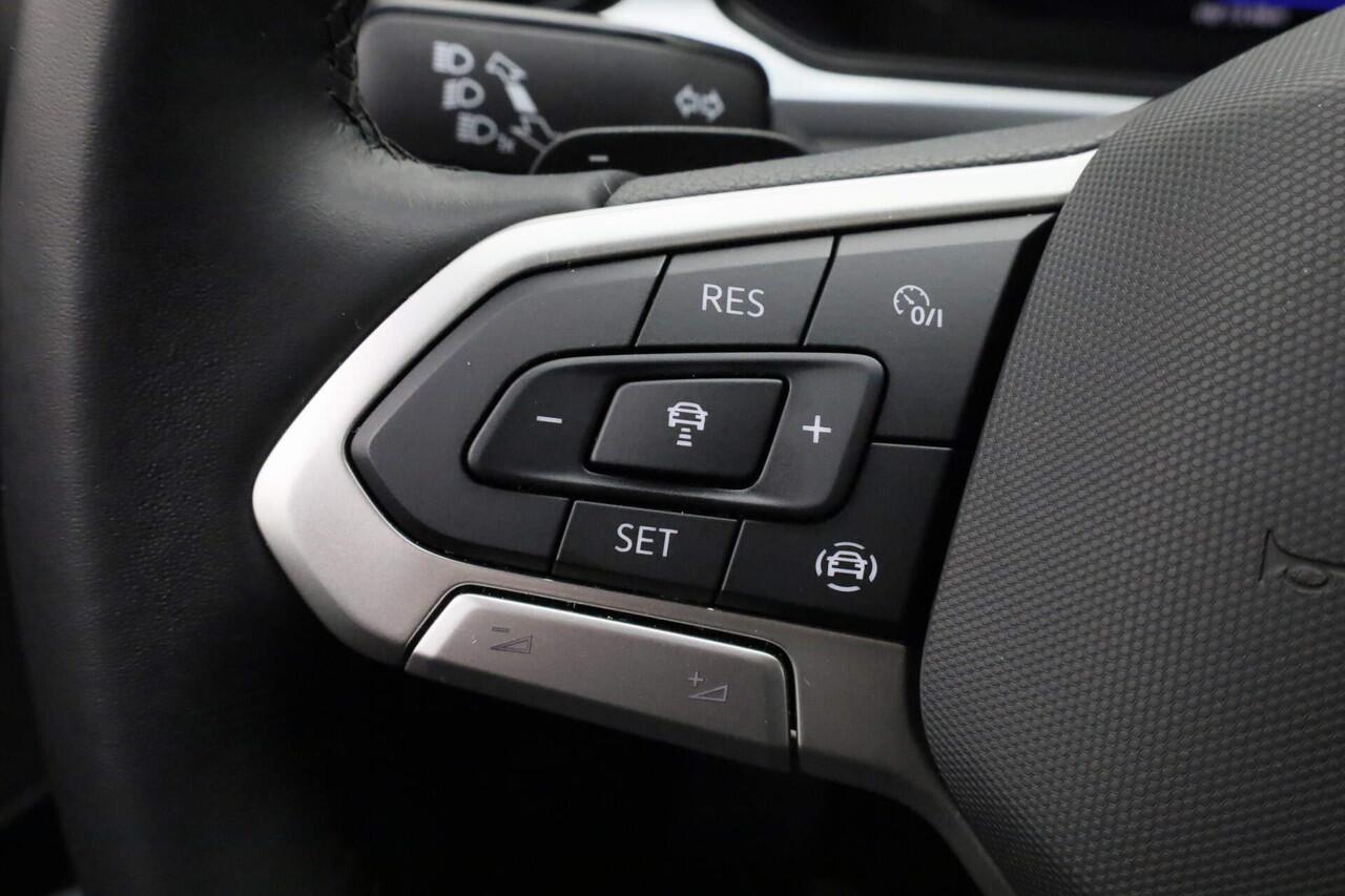 Volkswagen T-Roc 1.5 TSI 150 pk DSG Life | Trekhaak | Stoelverwarming | Carplay | Parkeersensoren voor/achter | Adaptive Cruise