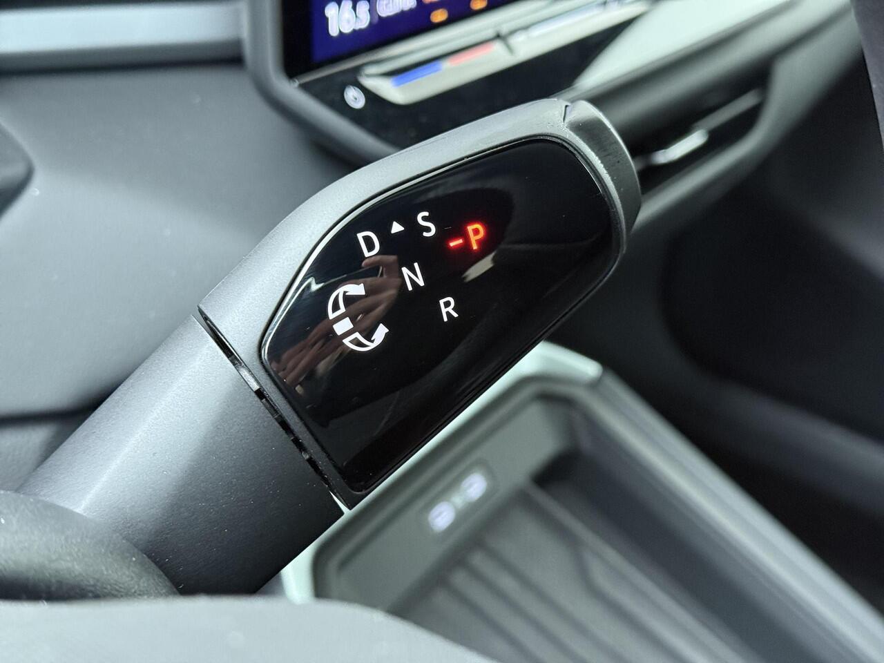 Volkswagen T-Roc 1.5 eTsi 150pk DSG R-Line First Edition | Elektr. achterklep | Black Style | LED Matrix | Navigatie | Area View | Head-up display |