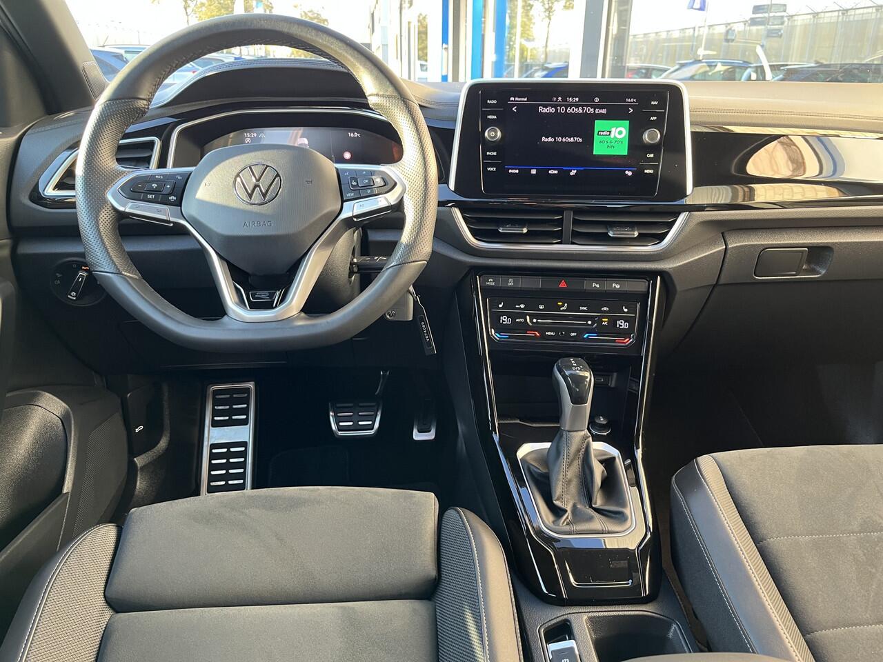 Volkswagen T-Roc 1.5 TSI R-Line / AUTOMAAT/ FABRIEKSGARANTIE T/M 2-2027/ TREKHAAK/ ALCANTARA/ ADAPT. CRUISE/ APP-CONNECT/ NAVI/ MATRIX/ RIJ-MODI/ PARK. SENSOREN + CAMERA/ STOEL VERWARM.