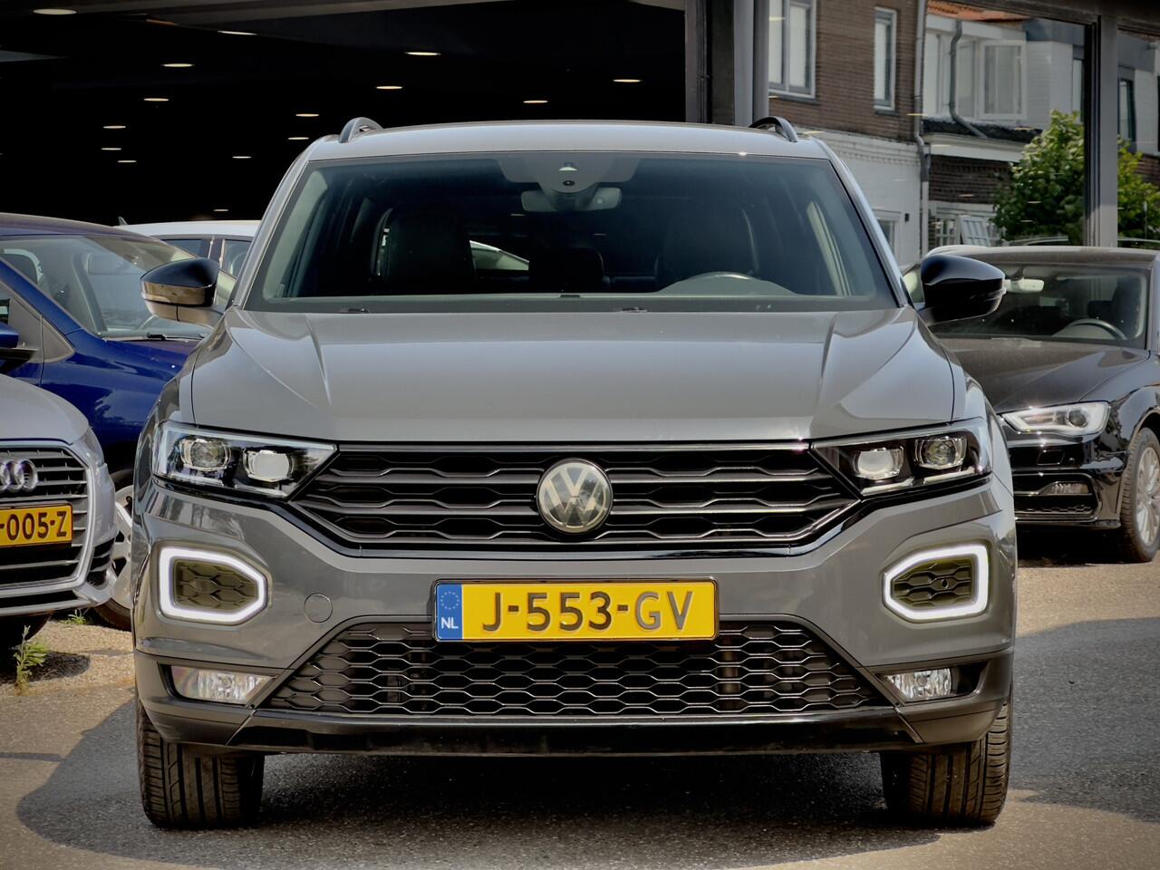 Volkswagen T-Roc 1.5 TSI AUT7 BLACK-LINE 98D.KM! NW-MODEL LEDER NAVI CAMERA DIGI-DASH APPLE-CARPLAY LED LMV PDC