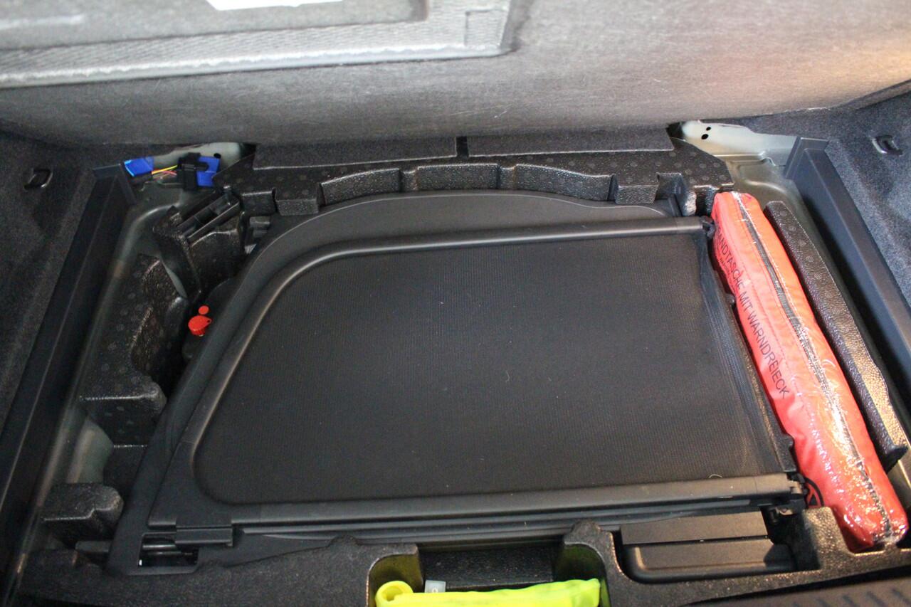 Volkswagen T-Roc Cabrio 1.5 TSI R-Line Blackstyle Navigatie | Camera | Trekhaak | 18" Grange Hill Zwart