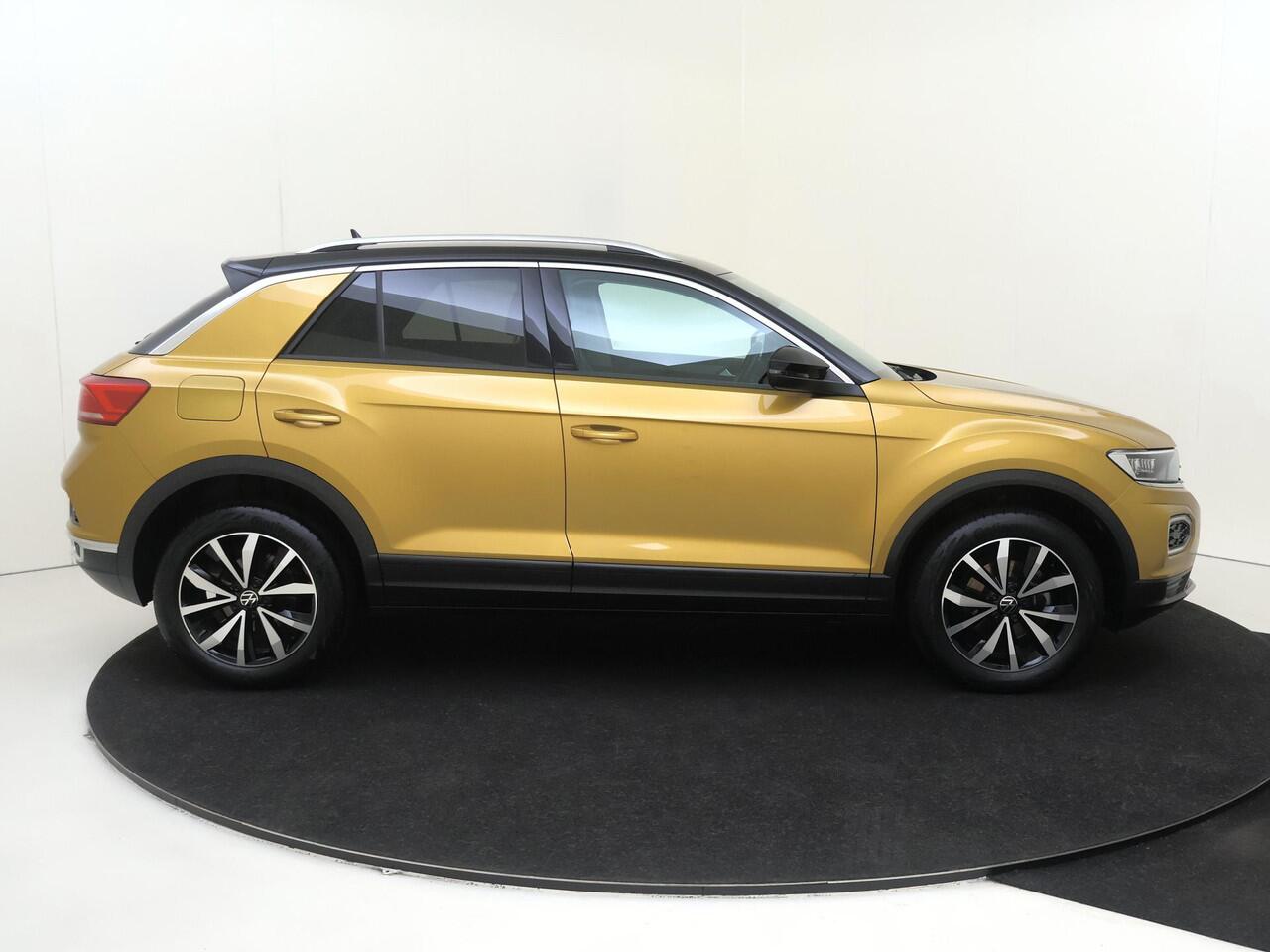 Volkswagen T-Roc 1.5 TSI Life | Parkeersensoren | Adaptieve cruise control | Digital cockpit pro | CarPlay | Stoelverwarming | Airco |