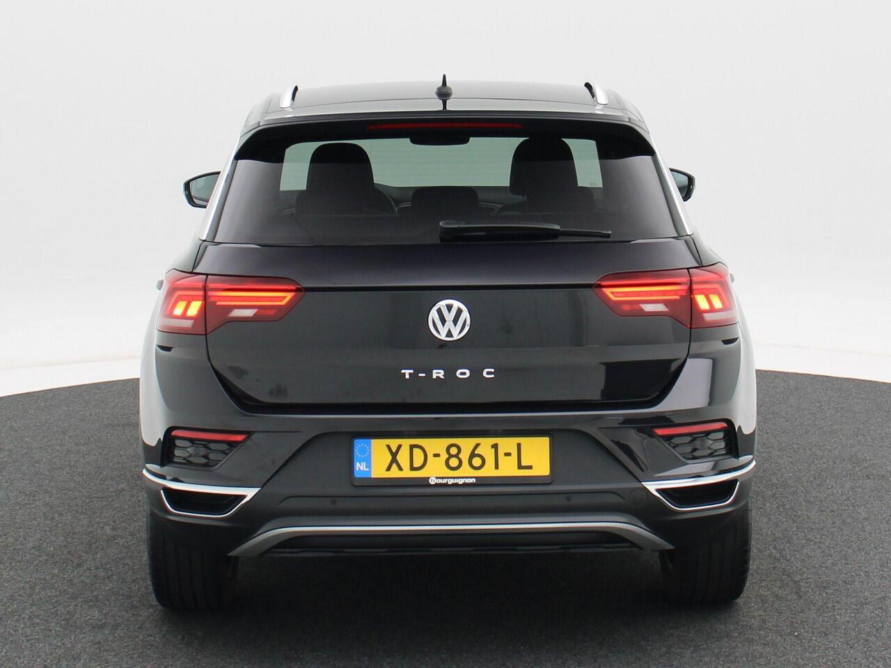 Volkswagen T-Roc 1.0 TSi 115 Pk Sport | Adaptive Cruise | Carplay | Navigatiesysteem | LED | Privacy Glass | Sensoren | Climate Control | 17 Inch