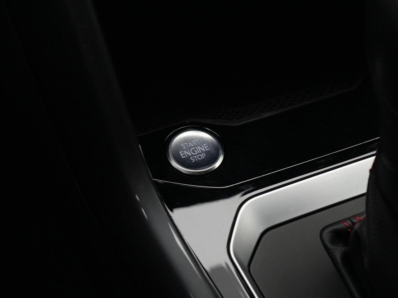 Volkswagen T-Roc 1.5 TSI 150 pk DSG Sport Business R | Panoramadak | Achteruitrijcamera | Adaptive Cruise | LED koplampen | Keyless | 20 inch