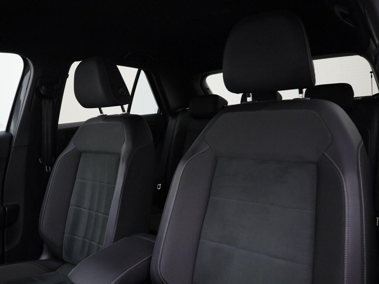 Volkswagen T-Roc 1.5TSI/150PK R-Line DSG · Camera · Apple/Android Car Play · Navigatie · Trekhaak · Apple/Android · Garantie tot februari 2027