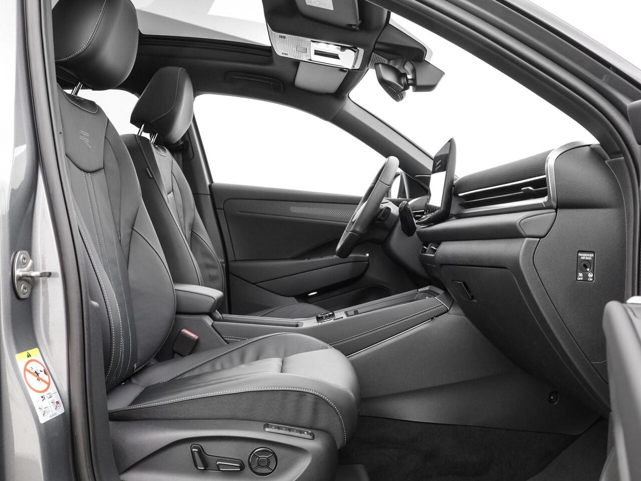 Volkswagen T-Roc R-Line First Edition 1.5 eTSI 150 PK 7 versn. DSG · Assistance Pakket · Black Style Pakket · Multimedia Pakket · Panoramaschuif-kanteldak · Trekhaak ·