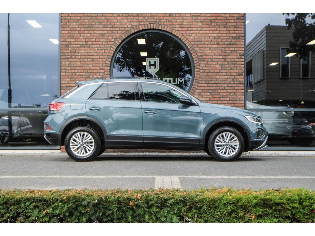 Volkswagen T-Roc 1.5 TSI Life Business Navigatie, Virtual cockpit, Garantie tot 2