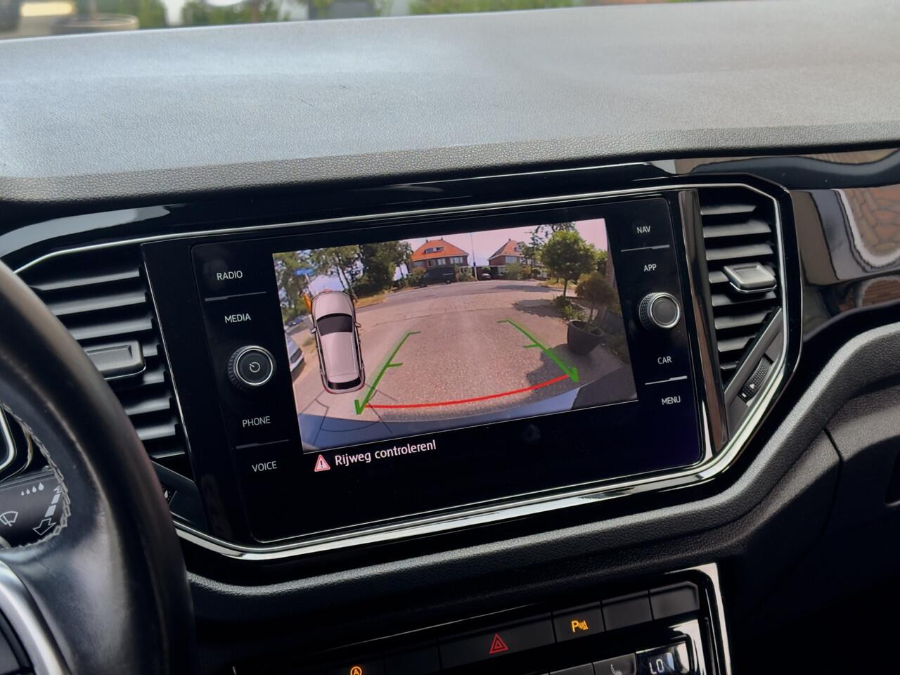 Volkswagen T-Roc 1.5 TSI AUT7 BLACK-LINE 98D.KM! NW-MODEL LEDER NAVI CAMERA DIGI-DASH APPLE-CARPLAY LED LMV PDC