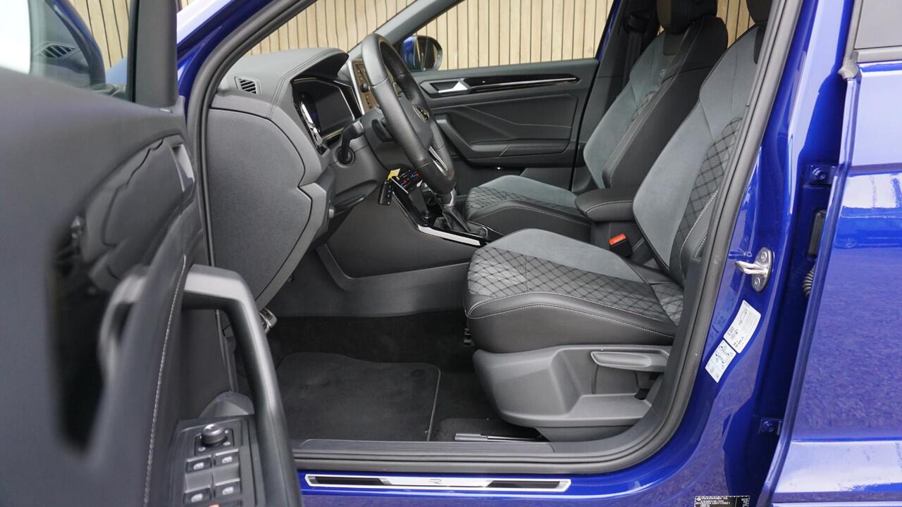 Volkswagen T-Roc 1.5 TSI 150pk DSG 2x R-Line IQ Light Afn-Trekhaak *Lapiz Blue* 17inch LM Adaptive Cruise Control Stuurverwarming *Compleet*