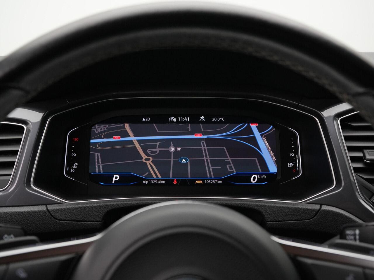 Volkswagen T-Roc 1.5 TSI 150 pk DSG Sport Business R / R-Line | Panoramadak | Trekhaak | Achteruitrijcamera | Stoelverwarming | Navigatie