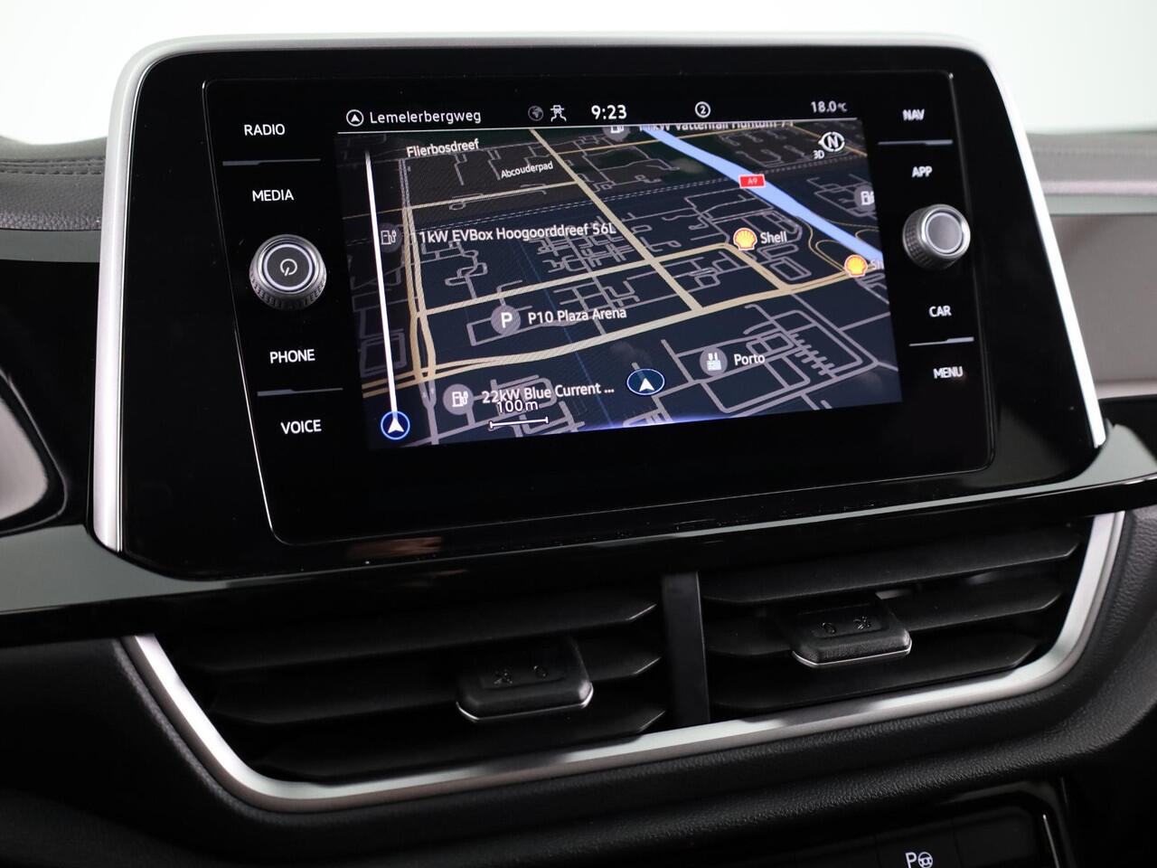 Volkswagen T-Roc 1.5 TSI R-Line 150 pk Automaat (DSG) | Private lease vanaf ¤ 592,- pm | Verlengde garantie | Navigatie | Trekhaak (afneembaar) | Parkeersensoren (Park assist) | Achteruitrijcamera | R-Line |