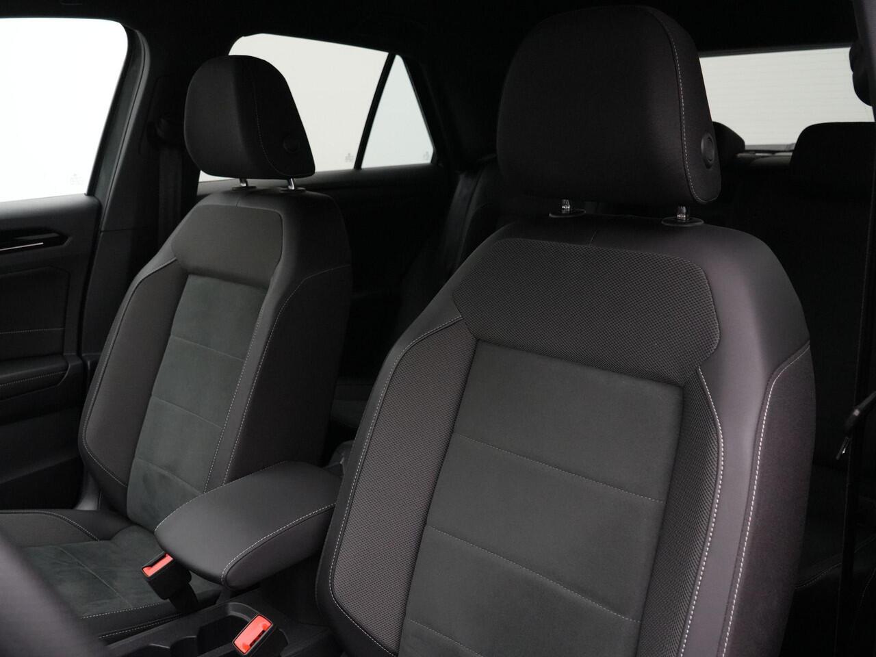 Volkswagen T-Roc 1.5 TSI 150 pk DSG R-Line Edition | Trekhaak | Achteruitrijcamera | Stoelverwarming | Navigatie | Sportonderstel | Park Assist | 17 inch