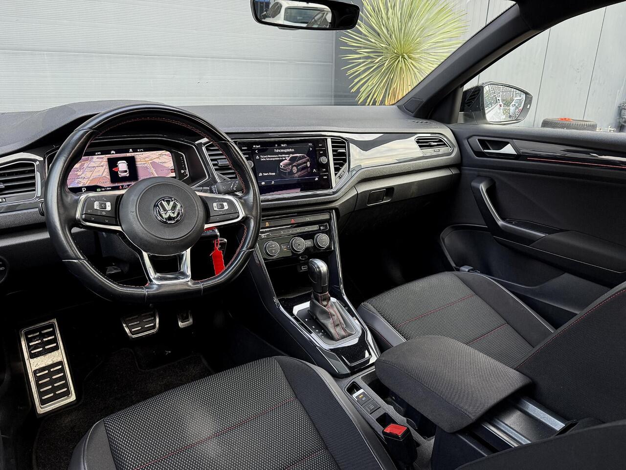 Volkswagen T-Roc 1.5 TSI Sport Pano Virtual Automaat Black style