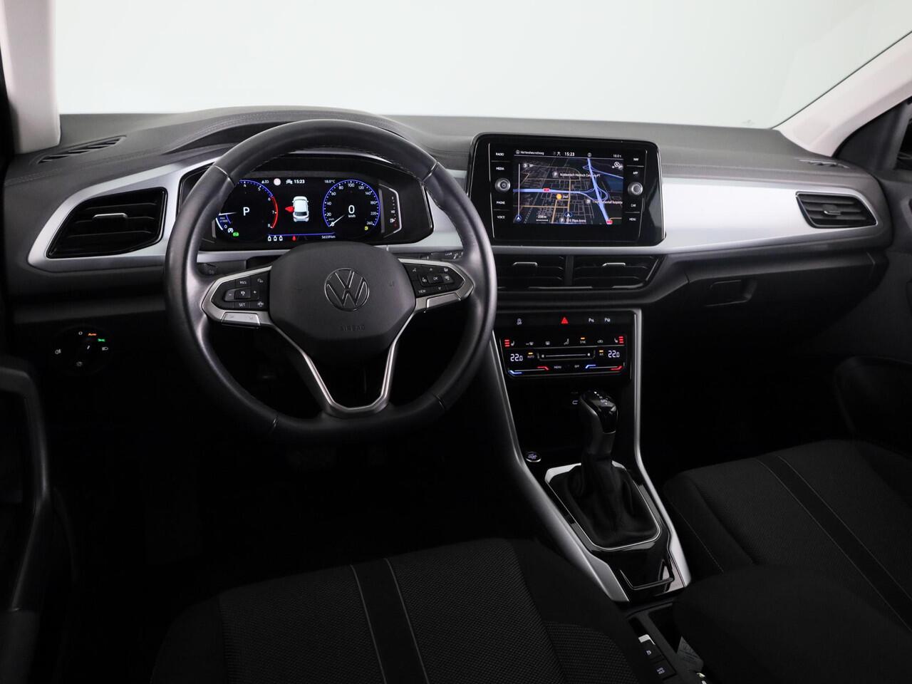 Volkswagen T-Roc 1.5 TSI Life 150 pk Automaat (DSG) | Navigatie | Trekhaak (afneembaar) | Parkeersensoren (Park assist) | Achteruitrijcamera | Stoelverwarming |