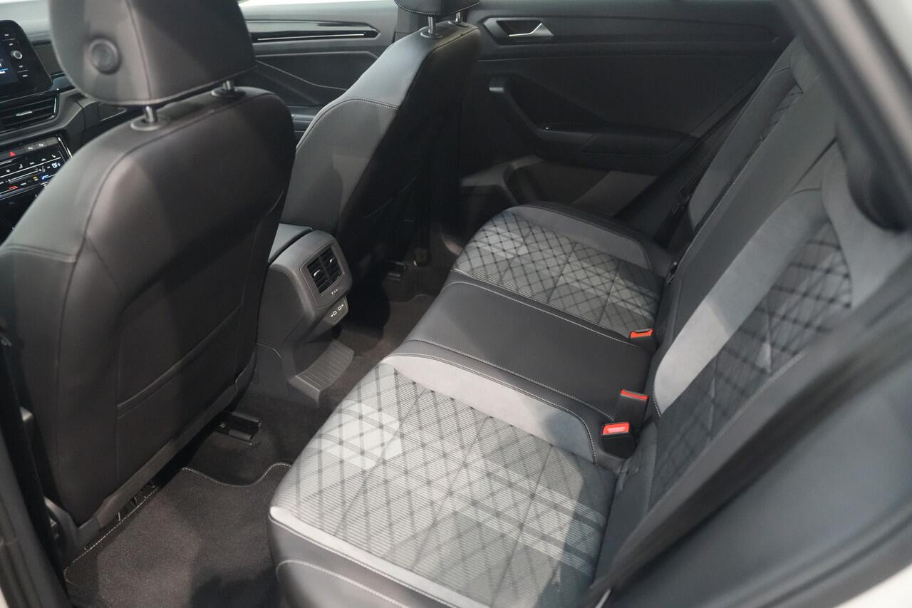 Volkswagen T-Roc 1.5 TSI R-Line Back Edition 150 PK | PANO | CAMERA | APP CONNECT | ADAP.CRUISE |