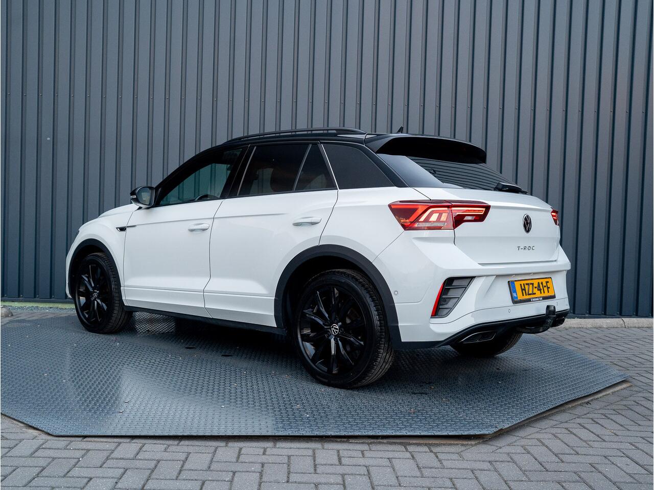 Volkswagen T-Roc 1.5 TSI R-Line Business | Standkachel | Trekhaak afnb. | IQ Light | Camera | Prijs Rijklaar!!